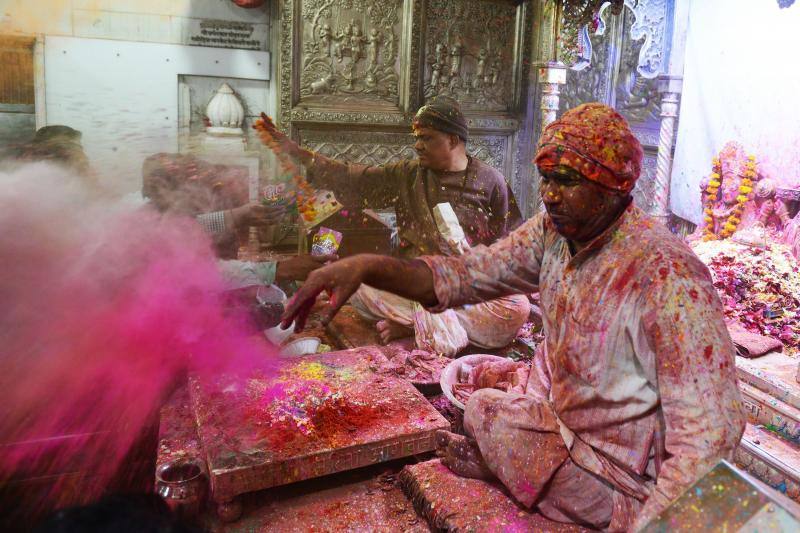 Entre el 20 y el 21 de marzo, como cada año, millones de devotos de la conservadora sociedad de la India pierden el recato en la fiesta más alegre del hinduismo, Holi, y se lanzan a las calles de las ciudades y aldeas en una aventura de jarana para cubrirse con kilos de polvos y tinturas de colores, y venerar a Krishna, el dios del amor, en el día del equinoccio de primavera.