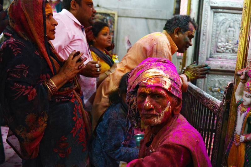 Entre el 20 y el 21 de marzo, como cada año, millones de devotos de la conservadora sociedad de la India pierden el recato en la fiesta más alegre del hinduismo, Holi, y se lanzan a las calles de las ciudades y aldeas en una aventura de jarana para cubrirse con kilos de polvos y tinturas de colores, y venerar a Krishna, el dios del amor, en el día del equinoccio de primavera.