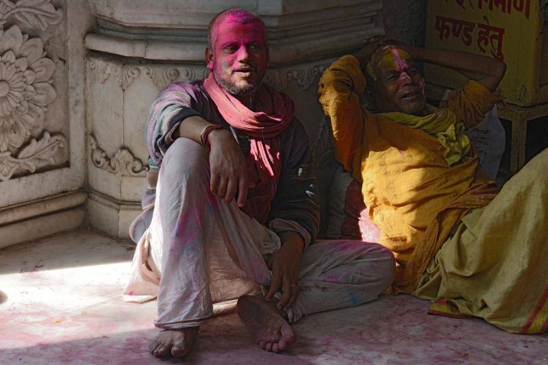 Entre el 20 y el 21 de marzo, como cada año, millones de devotos de la conservadora sociedad de la India pierden el recato en la fiesta más alegre del hinduismo, Holi, y se lanzan a las calles de las ciudades y aldeas en una aventura de jarana para cubrirse con kilos de polvos y tinturas de colores, y venerar a Krishna, el dios del amor, en el día del equinoccio de primavera.