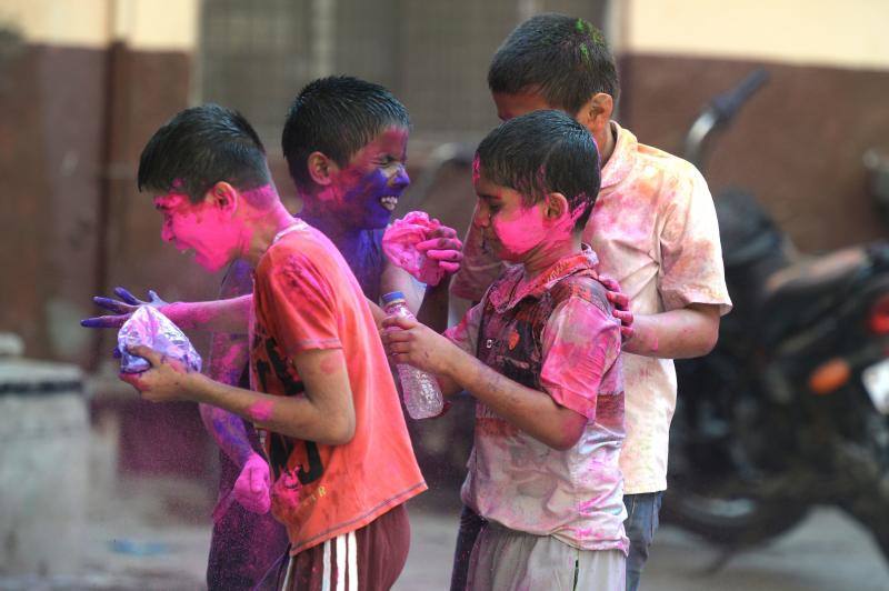 Entre el 20 y el 21 de marzo, como cada año, millones de devotos de la conservadora sociedad de la India pierden el recato en la fiesta más alegre del hinduismo, Holi, y se lanzan a las calles de las ciudades y aldeas en una aventura de jarana para cubrirse con kilos de polvos y tinturas de colores, y venerar a Krishna, el dios del amor, en el día del equinoccio de primavera.