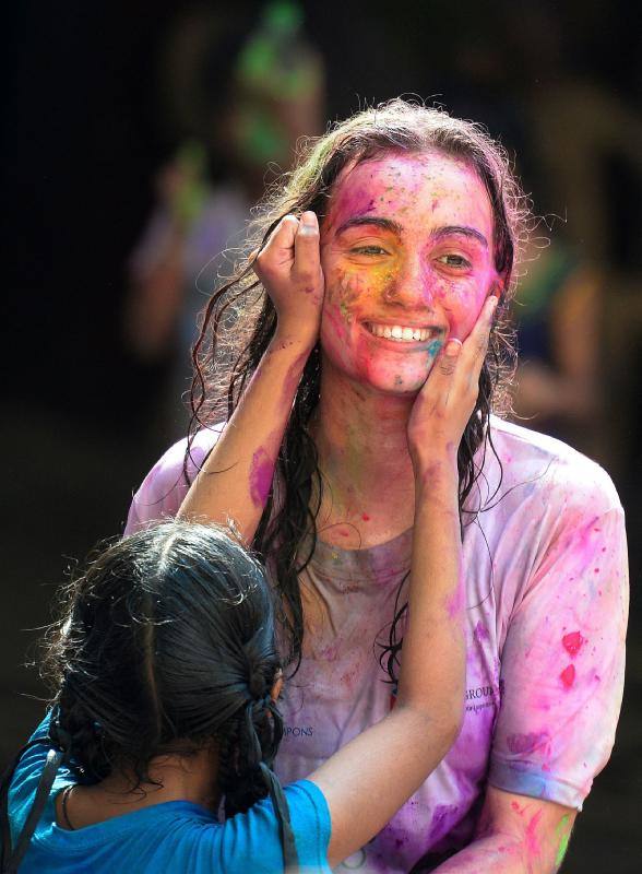 Entre el 20 y el 21 de marzo, como cada año, millones de devotos de la conservadora sociedad de la India pierden el recato en la fiesta más alegre del hinduismo, Holi, y se lanzan a las calles de las ciudades y aldeas en una aventura de jarana para cubrirse con kilos de polvos y tinturas de colores, y venerar a Krishna, el dios del amor, en el día del equinoccio de primavera.