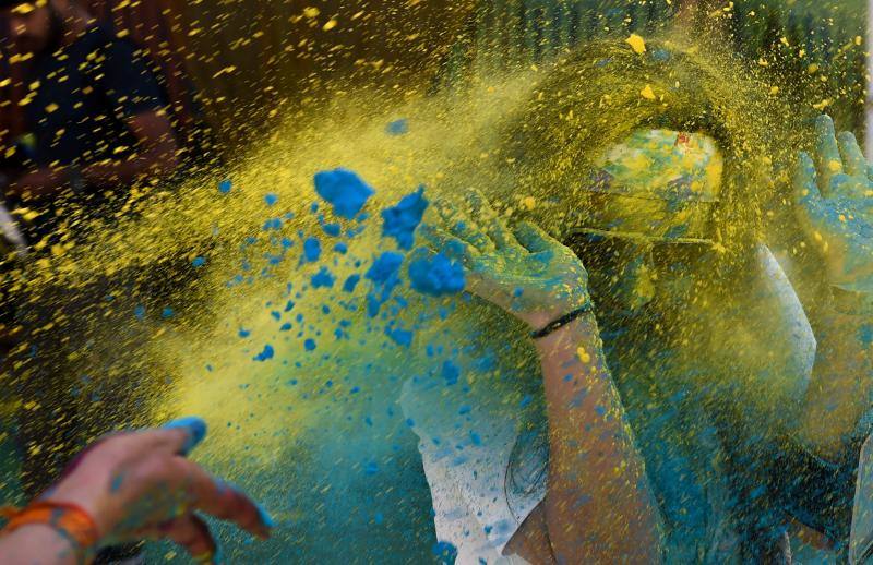 Entre el 20 y el 21 de marzo, como cada año, millones de devotos de la conservadora sociedad de la India pierden el recato en la fiesta más alegre del hinduismo, Holi, y se lanzan a las calles de las ciudades y aldeas en una aventura de jarana para cubrirse con kilos de polvos y tinturas de colores, y venerar a Krishna, el dios del amor, en el día del equinoccio de primavera.