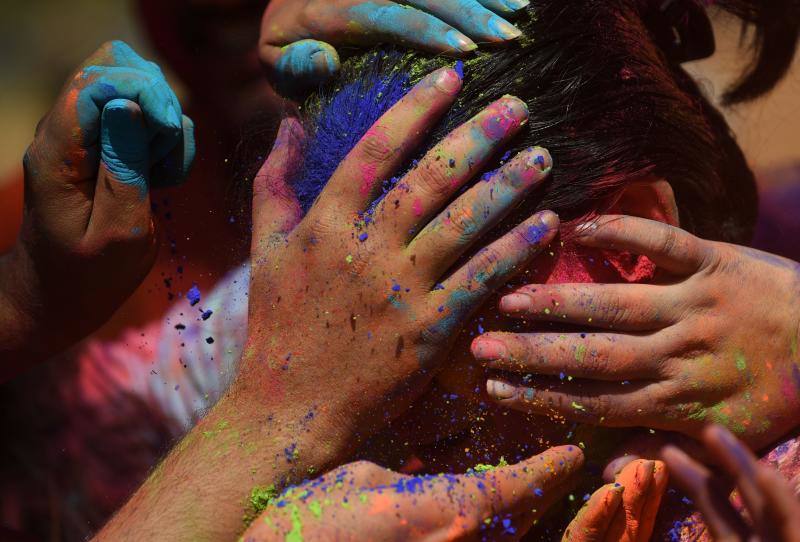 Entre el 20 y el 21 de marzo, como cada año, millones de devotos de la conservadora sociedad de la India pierden el recato en la fiesta más alegre del hinduismo, Holi, y se lanzan a las calles de las ciudades y aldeas en una aventura de jarana para cubrirse con kilos de polvos y tinturas de colores, y venerar a Krishna, el dios del amor, en el día del equinoccio de primavera.