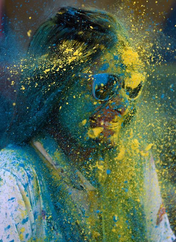 Entre el 20 y el 21 de marzo, como cada año, millones de devotos de la conservadora sociedad de la India pierden el recato en la fiesta más alegre del hinduismo, Holi, y se lanzan a las calles de las ciudades y aldeas en una aventura de jarana para cubrirse con kilos de polvos y tinturas de colores, y venerar a Krishna, el dios del amor, en el día del equinoccio de primavera.