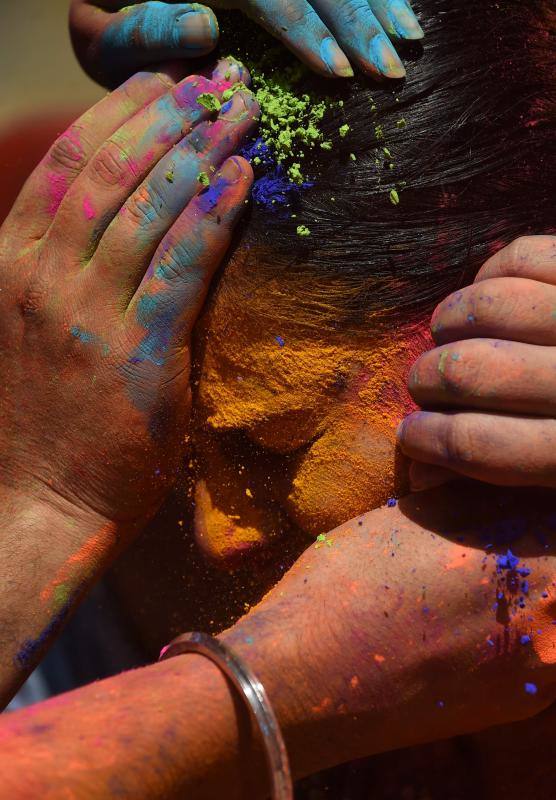 Entre el 20 y el 21 de marzo, como cada año, millones de devotos de la conservadora sociedad de la India pierden el recato en la fiesta más alegre del hinduismo, Holi, y se lanzan a las calles de las ciudades y aldeas en una aventura de jarana para cubrirse con kilos de polvos y tinturas de colores, y venerar a Krishna, el dios del amor, en el día del equinoccio de primavera.