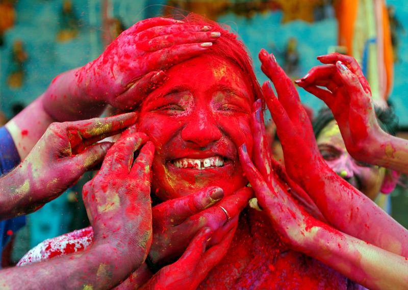 Entre el 20 y el 21 de marzo, como cada año, millones de devotos de la conservadora sociedad de la India pierden el recato en la fiesta más alegre del hinduismo, Holi, y se lanzan a las calles de las ciudades y aldeas en una aventura de jarana para cubrirse con kilos de polvos y tinturas de colores, y venerar a Krishna, el dios del amor, en el día del equinoccio de primavera.
