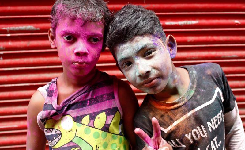 Entre el 20 y el 21 de marzo, como cada año, millones de devotos de la conservadora sociedad de la India pierden el recato en la fiesta más alegre del hinduismo, Holi, y se lanzan a las calles de las ciudades y aldeas en una aventura de jarana para cubrirse con kilos de polvos y tinturas de colores, y venerar a Krishna, el dios del amor, en el día del equinoccio de primavera.