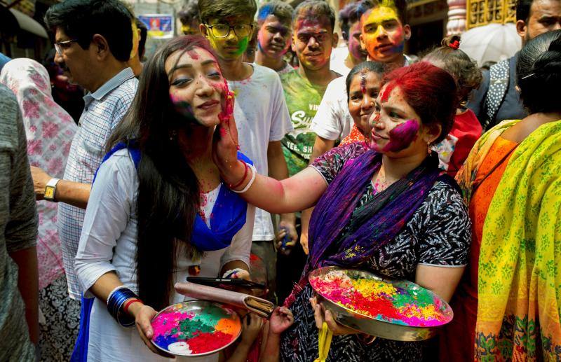 Entre el 20 y el 21 de marzo, como cada año, millones de devotos de la conservadora sociedad de la India pierden el recato en la fiesta más alegre del hinduismo, Holi, y se lanzan a las calles de las ciudades y aldeas en una aventura de jarana para cubrirse con kilos de polvos y tinturas de colores, y venerar a Krishna, el dios del amor, en el día del equinoccio de primavera.