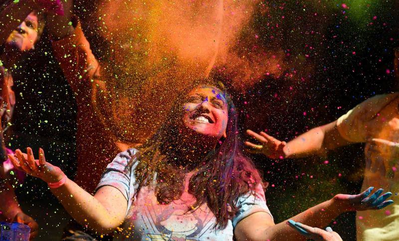 Entre el 20 y el 21 de marzo, como cada año, millones de devotos de la conservadora sociedad de la India pierden el recato en la fiesta más alegre del hinduismo, Holi, y se lanzan a las calles de las ciudades y aldeas en una aventura de jarana para cubrirse con kilos de polvos y tinturas de colores, y venerar a Krishna, el dios del amor, en el día del equinoccio de primavera.
