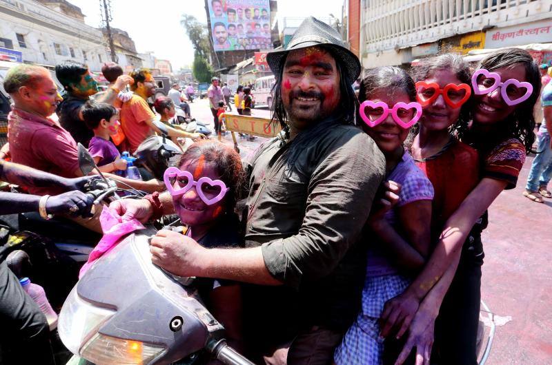 Entre el 20 y el 21 de marzo, como cada año, millones de devotos de la conservadora sociedad de la India pierden el recato en la fiesta más alegre del hinduismo, Holi, y se lanzan a las calles de las ciudades y aldeas en una aventura de jarana para cubrirse con kilos de polvos y tinturas de colores, y venerar a Krishna, el dios del amor, en el día del equinoccio de primavera.