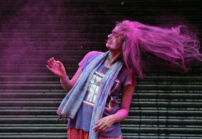 Entre el 20 y el 21 de marzo, como cada año, millones de devotos de la conservadora sociedad de la India pierden el recato en la fiesta más alegre del hinduismo, Holi, y se lanzan a las calles de las ciudades y aldeas en una aventura de jarana para cubrirse con kilos de polvos y tinturas de colores, y venerar a Krishna, el dios del amor, en el día del equinoccio de primavera.