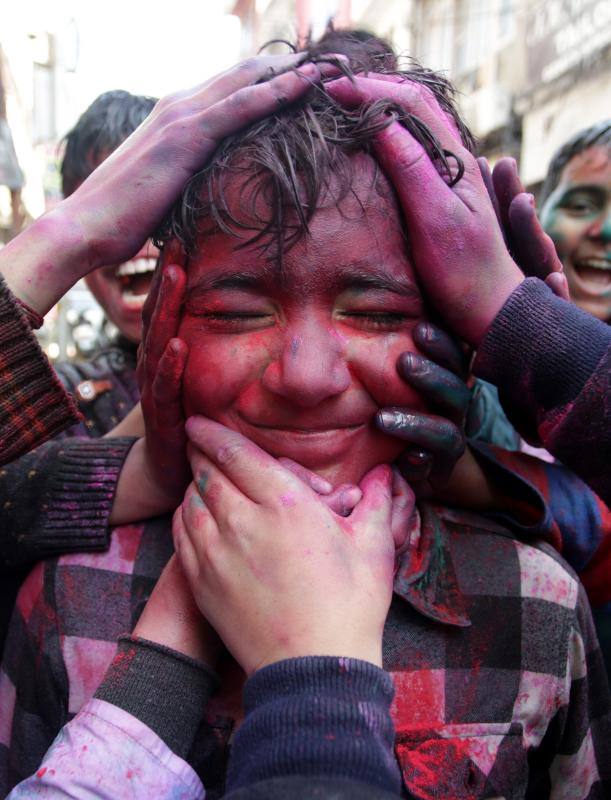 Entre el 20 y el 21 de marzo, como cada año, millones de devotos de la conservadora sociedad de la India pierden el recato en la fiesta más alegre del hinduismo, Holi, y se lanzan a las calles de las ciudades y aldeas en una aventura de jarana para cubrirse con kilos de polvos y tinturas de colores, y venerar a Krishna, el dios del amor, en el día del equinoccio de primavera.