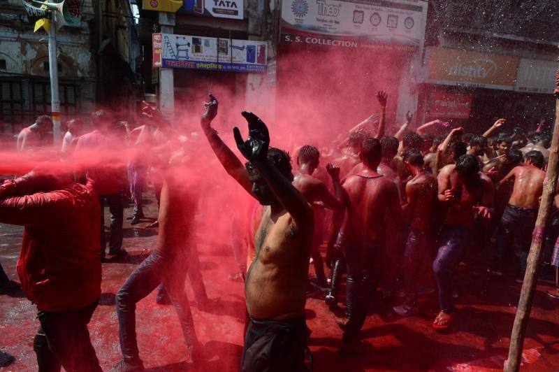 Entre el 20 y el 21 de marzo, como cada año, millones de devotos de la conservadora sociedad de la India pierden el recato en la fiesta más alegre del hinduismo, Holi, y se lanzan a las calles de las ciudades y aldeas en una aventura de jarana para cubrirse con kilos de polvos y tinturas de colores, y venerar a Krishna, el dios del amor, en el día del equinoccio de primavera.