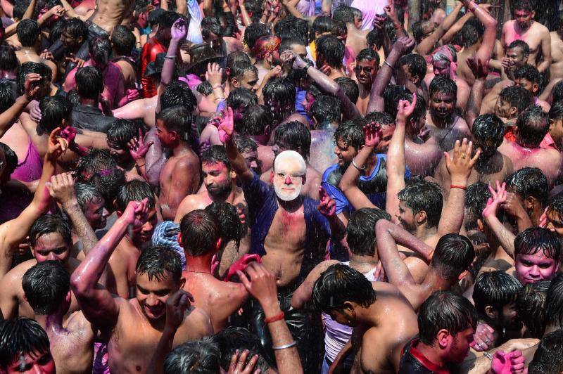 Entre el 20 y el 21 de marzo, como cada año, millones de devotos de la conservadora sociedad de la India pierden el recato en la fiesta más alegre del hinduismo, Holi, y se lanzan a las calles de las ciudades y aldeas en una aventura de jarana para cubrirse con kilos de polvos y tinturas de colores, y venerar a Krishna, el dios del amor, en el día del equinoccio de primavera.