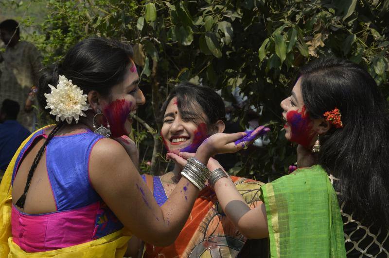 Entre el 20 y el 21 de marzo, como cada año, millones de devotos de la conservadora sociedad de la India pierden el recato en la fiesta más alegre del hinduismo, Holi, y se lanzan a las calles de las ciudades y aldeas en una aventura de jarana para cubrirse con kilos de polvos y tinturas de colores, y venerar a Krishna, el dios del amor, en el día del equinoccio de primavera.