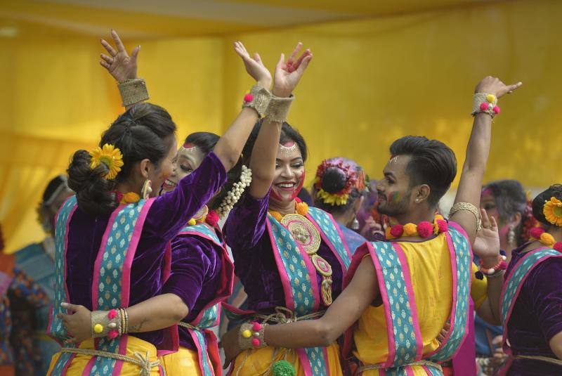 Entre el 20 y el 21 de marzo, como cada año, millones de devotos de la conservadora sociedad de la India pierden el recato en la fiesta más alegre del hinduismo, Holi, y se lanzan a las calles de las ciudades y aldeas en una aventura de jarana para cubrirse con kilos de polvos y tinturas de colores, y venerar a Krishna, el dios del amor, en el día del equinoccio de primavera.