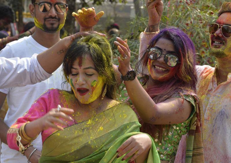 Entre el 20 y el 21 de marzo, como cada año, millones de devotos de la conservadora sociedad de la India pierden el recato en la fiesta más alegre del hinduismo, Holi, y se lanzan a las calles de las ciudades y aldeas en una aventura de jarana para cubrirse con kilos de polvos y tinturas de colores, y venerar a Krishna, el dios del amor, en el día del equinoccio de primavera.
