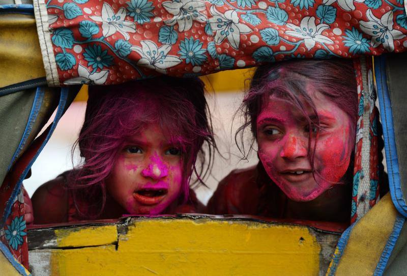 Entre el 20 y el 21 de marzo, como cada año, millones de devotos de la conservadora sociedad de la India pierden el recato en la fiesta más alegre del hinduismo, Holi, y se lanzan a las calles de las ciudades y aldeas en una aventura de jarana para cubrirse con kilos de polvos y tinturas de colores, y venerar a Krishna, el dios del amor, en el día del equinoccio de primavera.