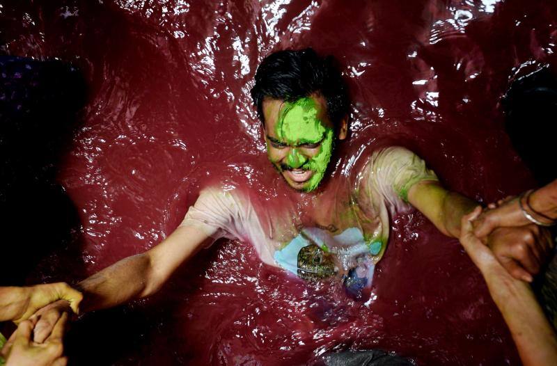 Entre el 20 y el 21 de marzo, como cada año, millones de devotos de la conservadora sociedad de la India pierden el recato en la fiesta más alegre del hinduismo, Holi, y se lanzan a las calles de las ciudades y aldeas en una aventura de jarana para cubrirse con kilos de polvos y tinturas de colores, y venerar a Krishna, el dios del amor, en el día del equinoccio de primavera.