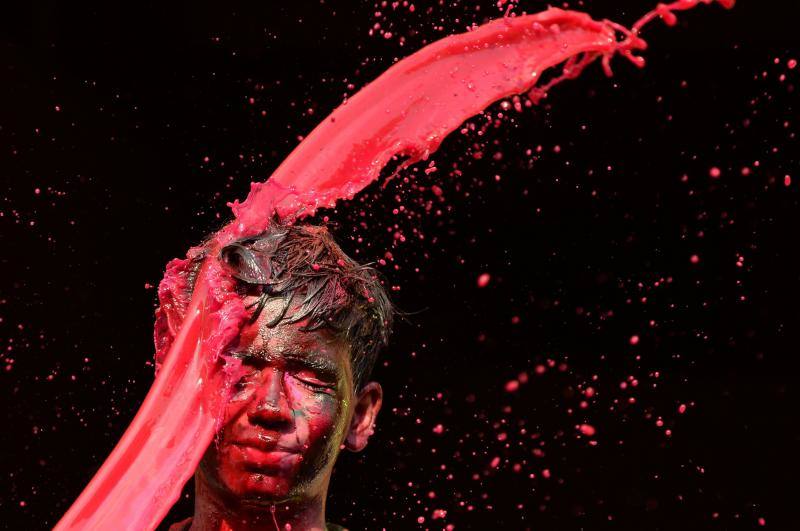 Entre el 20 y el 21 de marzo, como cada año, millones de devotos de la conservadora sociedad de la India pierden el recato en la fiesta más alegre del hinduismo, Holi, y se lanzan a las calles de las ciudades y aldeas en una aventura de jarana para cubrirse con kilos de polvos y tinturas de colores, y venerar a Krishna, el dios del amor, en el día del equinoccio de primavera.