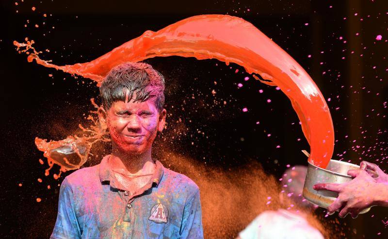 Entre el 20 y el 21 de marzo, como cada año, millones de devotos de la conservadora sociedad de la India pierden el recato en la fiesta más alegre del hinduismo, Holi, y se lanzan a las calles de las ciudades y aldeas en una aventura de jarana para cubrirse con kilos de polvos y tinturas de colores, y venerar a Krishna, el dios del amor, en el día del equinoccio de primavera.
