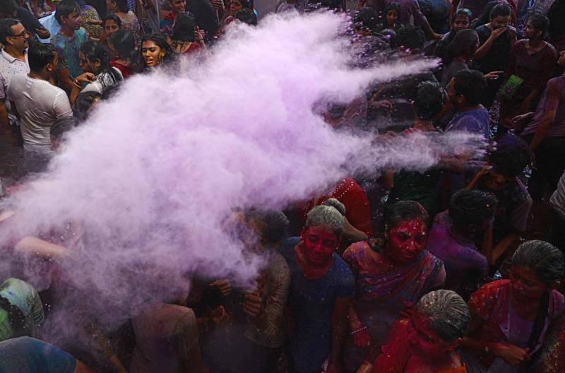 Entre el 20 y el 21 de marzo, como cada año, millones de devotos de la conservadora sociedad de la India pierden el recato en la fiesta más alegre del hinduismo, Holi, y se lanzan a las calles de las ciudades y aldeas en una aventura de jarana para cubrirse con kilos de polvos y tinturas de colores, y venerar a Krishna, el dios del amor, en el día del equinoccio de primavera.