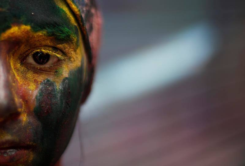 Entre el 20 y el 21 de marzo, como cada año, millones de devotos de la conservadora sociedad de la India pierden el recato en la fiesta más alegre del hinduismo, Holi, y se lanzan a las calles de las ciudades y aldeas en una aventura de jarana para cubrirse con kilos de polvos y tinturas de colores, y venerar a Krishna, el dios del amor, en el día del equinoccio de primavera.