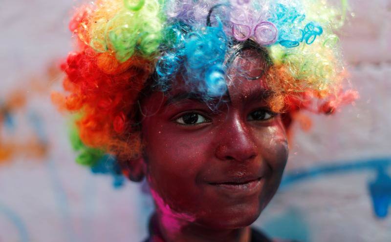 Entre el 20 y el 21 de marzo, como cada año, millones de devotos de la conservadora sociedad de la India pierden el recato en la fiesta más alegre del hinduismo, Holi, y se lanzan a las calles de las ciudades y aldeas en una aventura de jarana para cubrirse con kilos de polvos y tinturas de colores, y venerar a Krishna, el dios del amor, en el día del equinoccio de primavera.