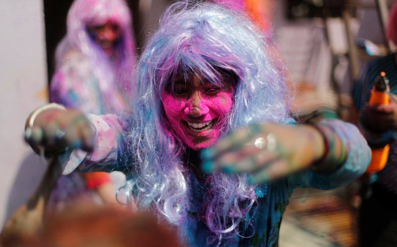 Entre el 20 y el 21 de marzo, como cada año, millones de devotos de la conservadora sociedad de la India pierden el recato en la fiesta más alegre del hinduismo, Holi, y se lanzan a las calles de las ciudades y aldeas en una aventura de jarana para cubrirse con kilos de polvos y tinturas de colores, y venerar a Krishna, el dios del amor, en el día del equinoccio de primavera.