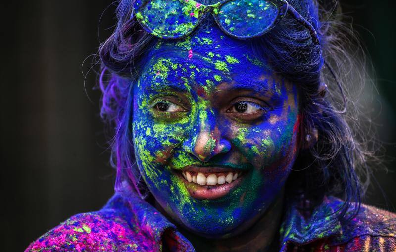 Entre el 20 y el 21 de marzo, como cada año, millones de devotos de la conservadora sociedad de la India pierden el recato en la fiesta más alegre del hinduismo, Holi, y se lanzan a las calles de las ciudades y aldeas en una aventura de jarana para cubrirse con kilos de polvos y tinturas de colores, y venerar a Krishna, el dios del amor, en el día del equinoccio de primavera.