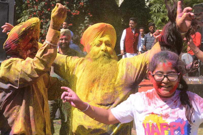 Entre el 20 y el 21 de marzo, como cada año, millones de devotos de la conservadora sociedad de la India pierden el recato en la fiesta más alegre del hinduismo, Holi, y se lanzan a las calles de las ciudades y aldeas en una aventura de jarana para cubrirse con kilos de polvos y tinturas de colores, y venerar a Krishna, el dios del amor, en el día del equinoccio de primavera.