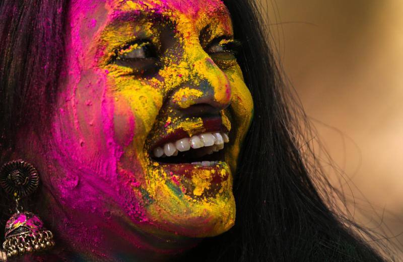 Entre el 20 y el 21 de marzo, como cada año, millones de devotos de la conservadora sociedad de la India pierden el recato en la fiesta más alegre del hinduismo, Holi, y se lanzan a las calles de las ciudades y aldeas en una aventura de jarana para cubrirse con kilos de polvos y tinturas de colores, y venerar a Krishna, el dios del amor, en el día del equinoccio de primavera.