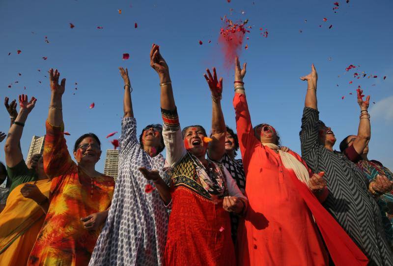 Entre el 20 y el 21 de marzo, como cada año, millones de devotos de la conservadora sociedad de la India pierden el recato en la fiesta más alegre del hinduismo, Holi, y se lanzan a las calles de las ciudades y aldeas en una aventura de jarana para cubrirse con kilos de polvos y tinturas de colores, y venerar a Krishna, el dios del amor, en el día del equinoccio de primavera.