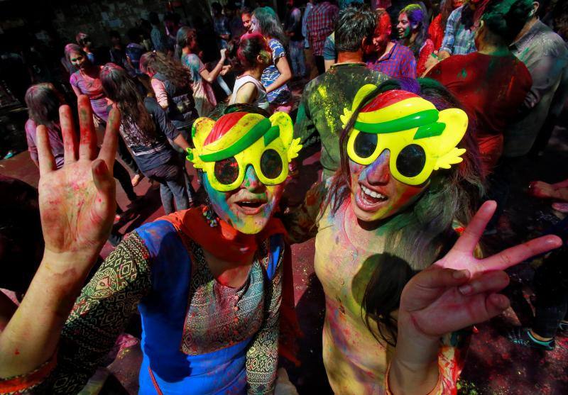 Entre el 20 y el 21 de marzo, como cada año, millones de devotos de la conservadora sociedad de la India pierden el recato en la fiesta más alegre del hinduismo, Holi, y se lanzan a las calles de las ciudades y aldeas en una aventura de jarana para cubrirse con kilos de polvos y tinturas de colores, y venerar a Krishna, el dios del amor, en el día del equinoccio de primavera.