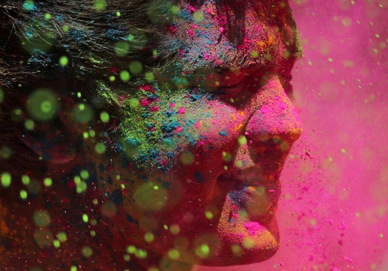 Entre el 20 y el 21 de marzo, como cada año, millones de devotos de la conservadora sociedad de la India pierden el recato en la fiesta más alegre del hinduismo, Holi, y se lanzan a las calles de las ciudades y aldeas en una aventura de jarana para cubrirse con kilos de polvos y tinturas de colores, y venerar a Krishna, el dios del amor, en el día del equinoccio de primavera.