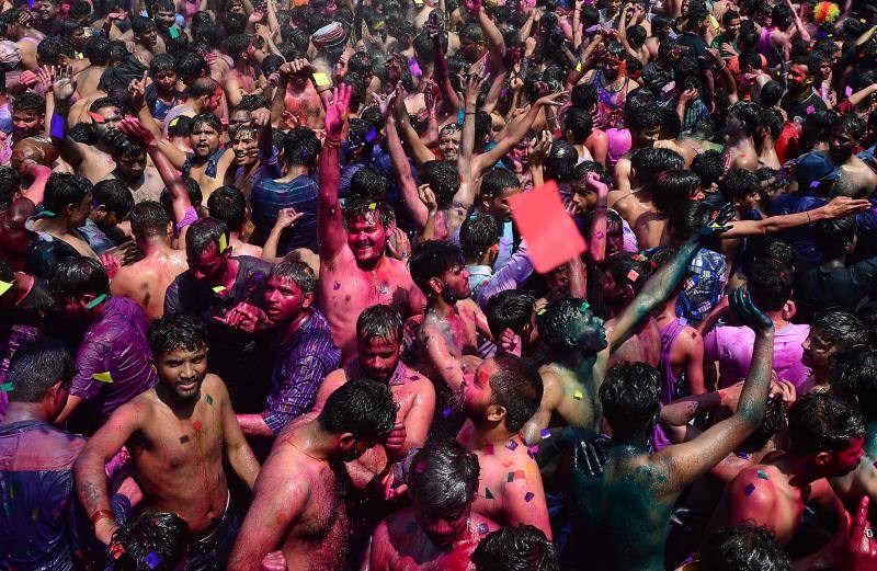 Entre el 20 y el 21 de marzo, como cada año, millones de devotos de la conservadora sociedad de la India pierden el recato en la fiesta más alegre del hinduismo, Holi, y se lanzan a las calles de las ciudades y aldeas en una aventura de jarana para cubrirse con kilos de polvos y tinturas de colores, y venerar a Krishna, el dios del amor, en el día del equinoccio de primavera.