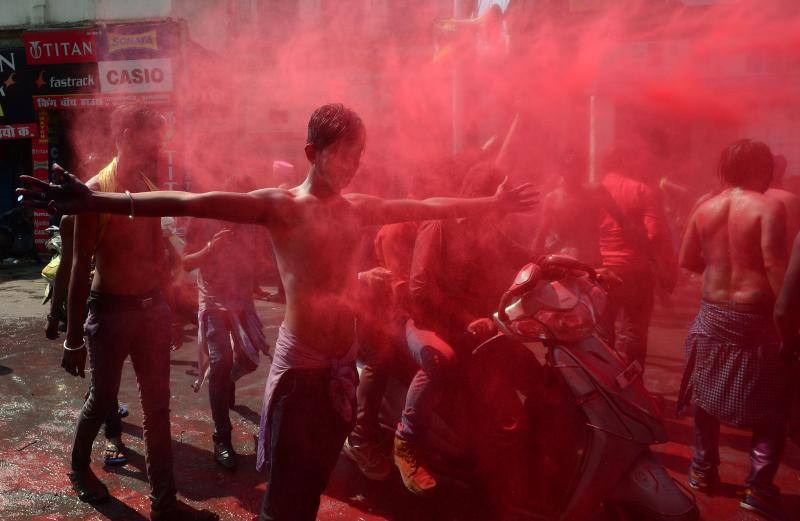 Entre el 20 y el 21 de marzo, como cada año, millones de devotos de la conservadora sociedad de la India pierden el recato en la fiesta más alegre del hinduismo, Holi, y se lanzan a las calles de las ciudades y aldeas en una aventura de jarana para cubrirse con kilos de polvos y tinturas de colores, y venerar a Krishna, el dios del amor, en el día del equinoccio de primavera.