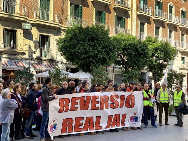 Protesta de los sanitarios, ayer, frente al Palau de la Generalitat. 
