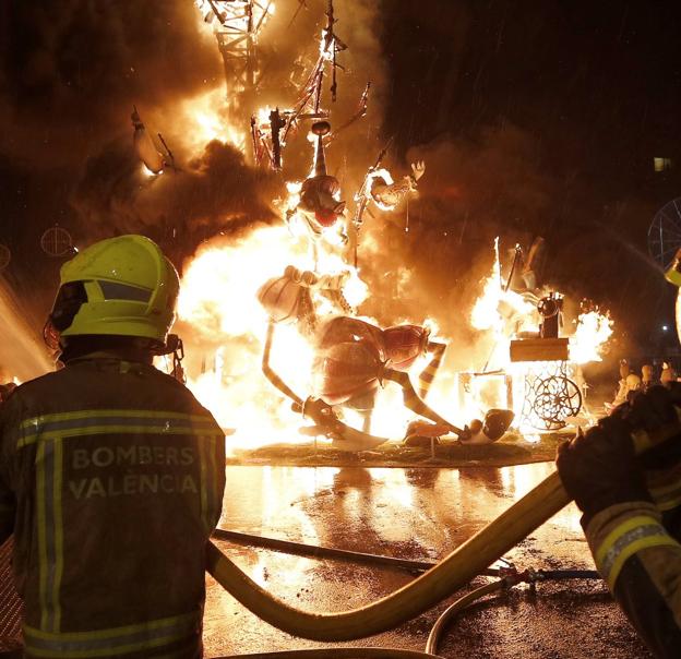 Una cremà en Valencia controlada por los bomberos. 