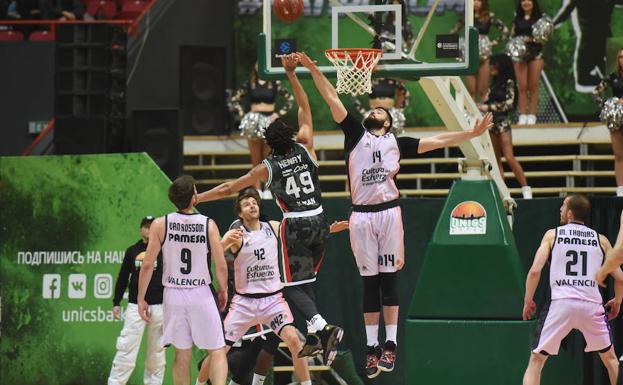 Dubljevic bloquea una canasta de Henry en el partido en el Basket-Hall Arena.