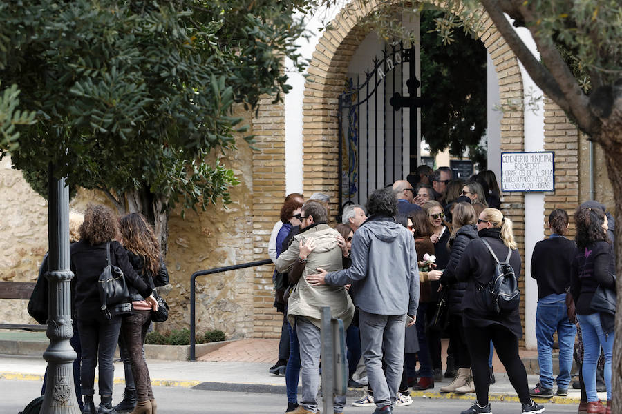 Un cordón policial formado por diez agentes ha protegido la entrada del camposanto dejando paso únicamente a los familiares y más allegados de los menores.