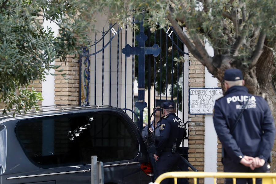 Un cordón policial formado por diez agentes ha protegido la entrada del camposanto dejando paso únicamente a los familiares y más allegados de los menores.