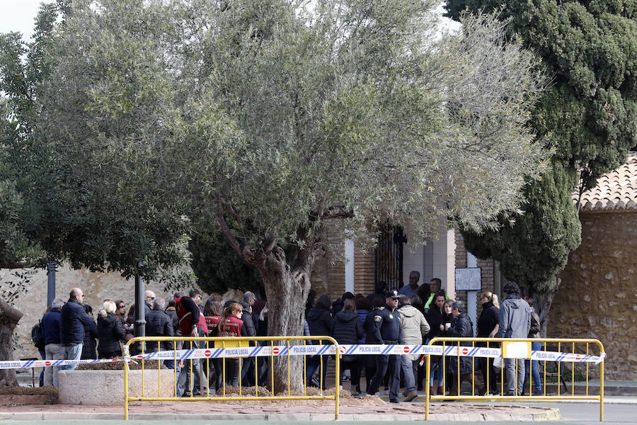 Un cordón policial formado por diez agentes ha protegido la entrada del camposanto dejando paso únicamente a los familiares y más allegados de los menores.