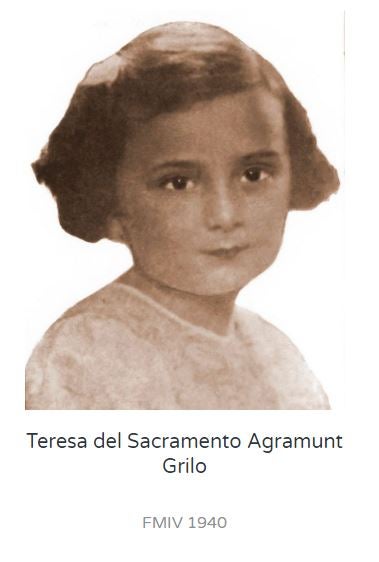 La primera fallera mayor infantil fue Teresa del Sacramento Agramunt y desde 1940 le han sucedido decenas de niñas que representaron a las Fallas con toda su alegría. Entre ellas, dos apellidos muy conocidos: Mari Carmen Martínez Bordiú Franco y Sonsoles Suárez Illana.