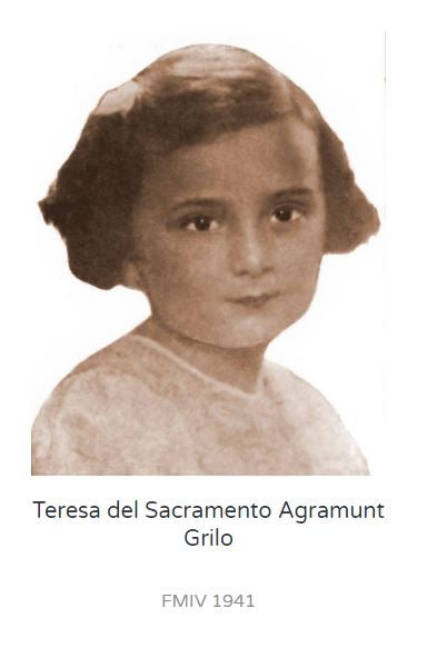 La primera fallera mayor infantil fue Teresa del Sacramento Agramunt y desde 1940 le han sucedido decenas de niñas que representaron a las Fallas con toda su alegría. Entre ellas, dos apellidos muy conocidos: Mari Carmen Martínez Bordiú Franco y Sonsoles Suárez Illana.