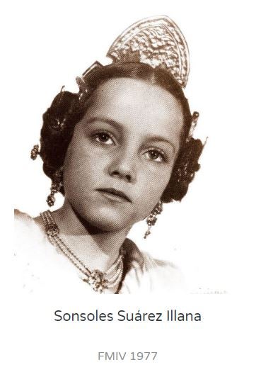 La primera fallera mayor infantil fue Teresa del Sacramento Agramunt y desde 1940 le han sucedido decenas de niñas que representaron a las Fallas con toda su alegría. Entre ellas, dos apellidos muy conocidos: Mari Carmen Martínez Bordiú Franco y Sonsoles Suárez Illana.