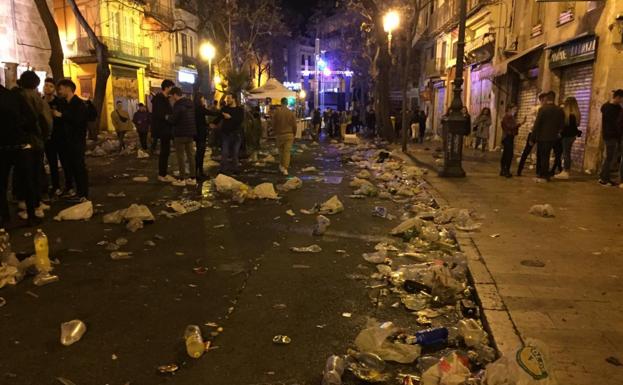 La plaza del Mercado, el pasado fin de semana en pleno botellón. 