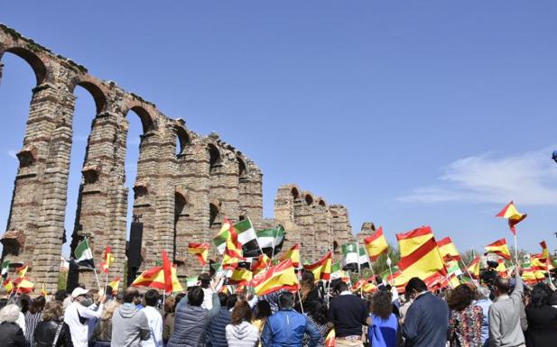 Los asistentes a un acto del PP en Mérida agitan banderas españolas y extremeñas. 