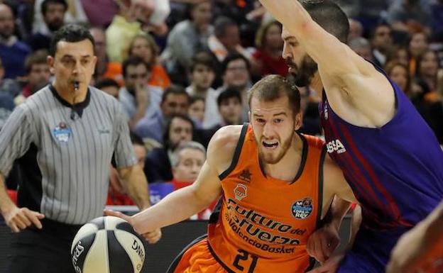 Matt Thomas defiende el balón ante el Barça Lassa.