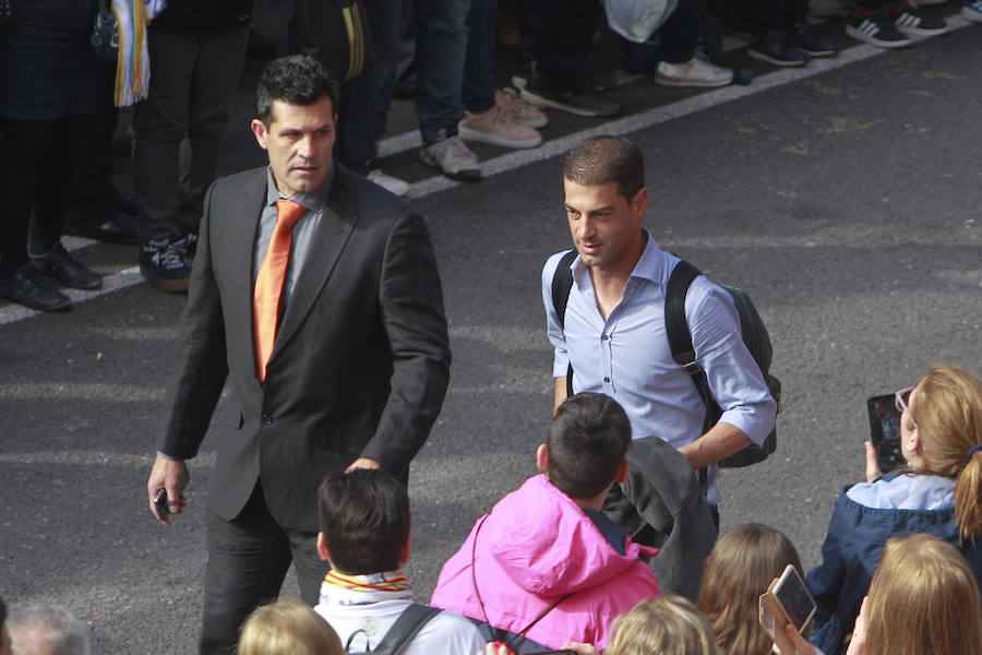 Lleno total por el centenario del Valencia. Mestalla se rinde a los pies de un partido único por el aniversario del club con un homenaje a los jugadores valencianistas de diferentes épocas. Un combinado con las leyendas del Valencia CF se enfrenta a un equipo de históricos de la selección española